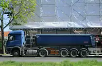 Mercedes Benz 1842 Kippsattelsattelzug mit Langendorf-Auflieger am 23.04.2020 in Berlin.