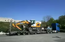 MAN TGX 26.580 , Bagger-Taxi , mit einem Liebherr 914 Bagger auf dem 4-Achsigen Tieflader. Berlin , 24.04.2020.