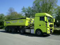 MAN TGX 18.470 Kippsattelzug mit Schmitz Auflieger am 24.04.2020 in Berlin.