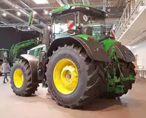 =John Deere 330 7R, ausgestellt im John Deere-Forum Mannheim im November 2019