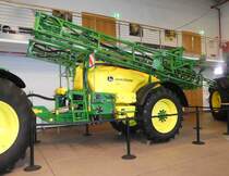 =John Deere Anhängespritze M 732 i, ausgestellt im John Deere-Forum Mannheim im November 2019