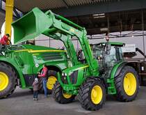 =John Deere 5100 R mit Frontlader 603 R, ausgestellt im John Deere-Forum Mannheim im November 2019