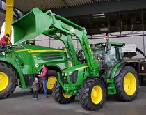 =John Deere 5100 R mit Frontlader 603 R, ausgestellt im John Deere-Forum Mannheim im November 2019