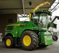 =John Deere 8300 i, ausgestellt im John Deere-Forum Mannheim im November 2019