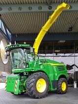 =John Deere 8300 i, ausgestellt im John Deere-Forum Mannheim im November 2019