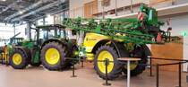 John Deere 6155 R mit John Deere Anhängespritze M 732 i, ausgestellt im John Deere-Forum Mannheim im November 2019