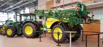 John Deere 6155 R mit John Deere Anhängespritze M 732 i, ausgestellt im John Deere-Forum Mannheim im November 2019