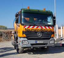 =MB Actros von NAUMANN-Beton steht zur Entladung in Petersberg-Marbach, April 2020
