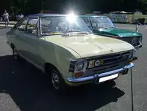 Opel Olympia A Schräghecklimousine, gebaut von 1967 bis 1970. Der Opel Olympia A sollte eine gehobene Ausstattungslinie, der Kadett-B Baureihe, darstellen. Das Modell war aber aufgrund der bevorstehenden Einführung des moderneren Opel Ascona-A, nicht so erfolgreich, wie man es sich in der Konzernzentrale erhofft hat. Der Olympia war grundsätzlich mit einem Vierzylinderreihenmotor ausgerüstet. Der Käufer konnte zwischen folgenden Motorisierungen wählen: 1078 cm³ Hubraum mit 55 PS, 1698 cm³ Hubraum mit 75 PS und 1897 cm³ Hubraum mit 90 PS. Der abgelichtete Olympia entstammt dem Baujahr 1969. Das Modell war zwei- und viertürig lieferbar. Treffen bei Mo´s Bikertreff in Krefeld am 17.05.2020, natürlich nach den momentanen Vorschriften.