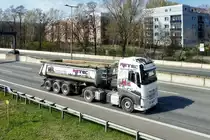 Volvo FH -Kippersattelzug von 'ReTec', auf der Stadtautobahn in Berlin, April 2019.