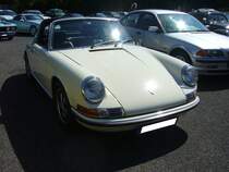 Porsche 911 T Targa der sogenannten E-Serie, wie er von 1971 bis 1973 in Zuffenhausen vom Band lief. Ein solcher Targa war im Jahr 1971 ab einem Kaufpreis von DM 25.200,00 zu haben. Der im Heck verbaute, gebläsegekühlte, Sechszylinderboxermotor hat einen Hubraum von 2341 cm³ und leistet 130 PS. Die Höchstgeschwindigkeit wurde mit 205 km/h angegeben. Oldtimertreffen an Mo´s Bikertreff in Krefeld am 17.05.2020, natürlich unter Einhaltung sämtlicher, momentaner, Vorschriften.
