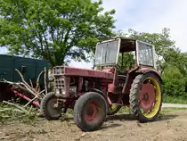 IHC International, hinter einem Bauernhaof zum verrotten abgestellt. Aufnahme 16.5.2020
