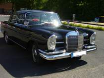 Mercedes Benz W111/2 220Sb, gebaut von 1959 bis 1965. Für dieses Fahrzeug der automobilen Oberklasse, musste man bei Modelleinführung mindestens DM 13.250,00 auf die Theke des Mercedes Benz Vertragshändlers legen. Der Sechszylinderreihenmotor leistet aus einem Hubraum von 2195 cm³ 110 PS. Die Höchstgeschwindigkeit wurde mit 165 km/h angegeben. Oldtimertreffen an Mo´s Bikertreff in Krefeld am 17.05.2020 unter Einhaltung sämtlicher Vorschriften und Regeln.
