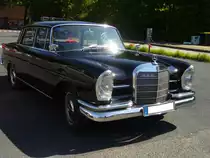 Mercedes Benz W111/2 220Sb, gebaut von 1959 bis 1965. Für dieses Fahrzeug der automobilen Oberklasse, musste man bei Modelleinführung mindestens DM 13.250,00 auf die Theke des Mercedes Benz Vertragshändlers legen. Der Sechszylinderreihenmotor leistet aus einem Hubraum von 2195 cm³ 110 PS. Die Höchstgeschwindigkeit wurde mit 165 km/h angegeben. Oldtimertreffen an Mo´s Bikertreff in Krefeld am 17.05.2020 unter Einhaltung sämtlicher Vorschriften und Regeln.