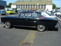 Profilansicht eines Mercedes Benz W111/2 220S. Oldtimertreffen an Mo´s Bikertreff in Krefeld am 17.05.2020.