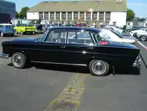 Profilansicht eines Mercedes Benz W111/2 220S. Oldtimertreffen an Mo´s Bikertreff in Krefeld am 17.05.2020.