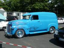Chevrolet Panel Van 3100 aus dem Jahr 1953. Die Pickup Trucks und Panel Vans der Nachkriegsjahre (1947 bis 1955) ordnet man als Nutzfahrzeuge im sogenannten  Advance-Design  ein. Die Modellbezeichnung 3100 sagt aus, das der Van eine Nutzlast von 0.5to hat. Angetrieben wird der Lieferwagen von einem Sechszylinderreihenmotor mit einem Hubraum von 216 cui (3547 cm³) und leistet 92 PS. Oldtimertreffen an Mo´s Bikertreff in Krefeld am 17.05.2020. Natürlich unter Einhaltung aller momentanen Bestimmungen und Regeln.