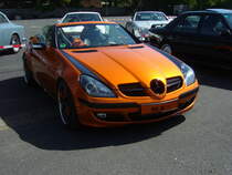 Mercedes Benz R171 (zweite Serie des SLK) in einer sehr extravaganten Farbkombination. Oldtimertreffen an Mo´s Bikertreff in Krefeld am 17.05.2020.