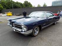 Pontiac Bonneville Hardtop Coupe aus dem Jahr 1965. Im Modelljahr 1965 war der  Bonneville  die mittlere Ausstattungsreihe im Programm von Pontiac. Darunter rangierte der  Catalina  und darüber der  Grand Prix . Ein solches Coupe im Farbton nightwatch blue war ab US$ 3433,00 zu haben. Dieses Coupe-Modell verkaufte sich 62.480 mal. Der Kunde konnte zwischen folgenden V8-Motorisierungen wählen: 389 cui (6374 cm³) mit 256 PS, 290 PS, 325 PS, 333 PS oder 421 cui (6899 cm³) mit 338 PS, 356 PS, 376 PS. Oldtimertreffen an Mo´s Bikertreff in Krefeld am 17.05.2020, natürlich unter Einhaltung aller Regeln und Hygienevorschriften.