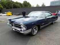 Pontiac Bonneville Hardtop Coupe aus dem Jahr 1965. Im Modelljahr 1965 war der  Bonneville  die mittlere Ausstattungsreihe im Programm von Pontiac. Darunter rangierte der  Catalina  und darüber der  Grand Prix . Ein solches Coupe im Farbton nightwatch blue war ab US$ 3433,00 zu haben. Dieses Coupe-Modell verkaufte sich 62.480 mal. Der Kunde konnte zwischen folgenden V8-Motorisierungen wählen: 389 cui (6374 cm³) mit 256 PS, 290 PS, 325 PS, 333 PS oder 421 cui (6899 cm³) mit 338 PS, 356 PS, 376 PS. Oldtimertreffen an Mo´s Bikertreff in Krefeld am 17.05.2020, natürlich unter Einhaltung aller Regeln und Hygienevorschriften.