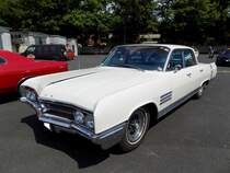 Buick Wildcat fourdoor Sedan des Modelljahres 1964. Im Modelljahr 1964 war der  Wildcat  die mittlere Baureihe im Buick-Verkaufsprospekt. Darunter rangierte der  Skylark  und das Topmodell war der Electra 225. Ein solcher fourdoor Sedan war ab US$ 3164,00 zu haben. Dieser im Farbton artic white lackierte Buick hat einen V8-Motor mit einem Hubraum von 6571 cm³ und leistet 325 PS. Oldtimertreffen an Mo´s Bikertreff in Krefeld am 17.05.2020, natürlich unter Einhaltung aller Regeln und Hygienevorschriften.