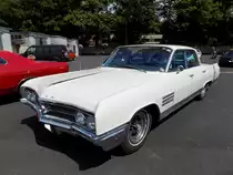 Buick Wildcat fourdoor Sedan des Modelljahres 1964. Im Modelljahr 1964 war der  Wildcat  die mittlere Baureihe im Buick-Verkaufsprospekt. Darunter rangierte der  Skylark  und das Topmodell war der Electra 225. Ein solcher fourdoor Sedan war ab US$ 3164,00 zu haben. Dieser im Farbton artic white lackierte Buick hat einen V8-Motor mit einem Hubraum von 6571 cm³ und leistet 325 PS. Oldtimertreffen an Mo´s Bikertreff in Krefeld am 17.05.2020, natürlich unter Einhaltung aller Regeln und Hygienevorschriften.
