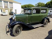 Ford Modell A Tudor, gebaut von 1928 bis 1931. Das Modell A war der Nachfolger des legendären Ford Model T. Während der vierjährigen Produktionszeit wurden 4.320.446 Einheiten in etlichen Karosserievarianten produziert. Der gezeigte Wagen stammt aus dem Modelljahr 1930 und ist im Farbton kewanee green lackiert. Der Vierzylinderreihenmotor hat einen Hubraum von 3285 cm³ und leistet 40 PS. Oldtimertreffen an Mo´s Bikertreff in Krefeld am 17.05.2020, natürlich unter Einhaltung aller Regeln und Hygienevorschriften.