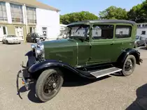Ford Modell A Tudor, gebaut von 1928 bis 1931. Das Modell A war der Nachfolger des legendären Ford Model T. Während der vierjährigen Produktionszeit wurden 4.320.446 Einheiten in etlichen Karosserievarianten produziert. Der gezeigte Wagen stammt aus dem Modelljahr 1930 und ist im Farbton kewanee green lackiert. Der Vierzylinderreihenmotor hat einen Hubraum von 3285 cm³ und leistet 40 PS. Oldtimertreffen an Mo´s Bikertreff in Krefeld am 17.05.2020, natürlich unter Einhaltung aller Regeln und Hygienevorschriften.