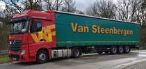 =MB Actros-Sattelzug mit einem Auflieger der Spedition VAN STEENBERGEN, 03-2020