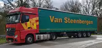 =MB Actros-Sattelzug mit einem Auflieger der Spedition VAN STEENBERGEN, 03-2020