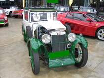 MG F1 Magna Salonette, gebaut von 1931 bis 1933. Die Magna Modelle waren in der unteren Mittelklasse angesiedelt. Motorisiert waren die Wagen trotz dieser Klassifizierung allerdings mit einem Sechszylinderreihenmotor der 37 PS aus einem Hubraum von 1.272 cm³ leistet. Lieferbar war ein offener Tourenwagen, sowie die abgelichtete zweitürige Limousine. Classic Remise Düsseldorf im Januar 2013.