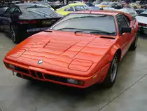 Einer von 460 gebauten BMW E26 besser bekannt als M1. Der von 1979 bis 1981 angebotene M1 gehört zu den größten Schöpfungen des Automobilbaus, deren Entstehung spektakulärer war, als sein kommerzieller Misserfolg. Die Technik von BMW, die Karosserie von Giugiaro gezeichnet, das Konzept von Lamborghini und die Produktion bei Baur in Stuttgart. Der als Mittelmotor verbaute Sechszylinderreihenmotor hat einen Hubraum von 3453 cm³ und leistet 277 PS. Das damals DM 113.000,00 teure Auto brachte es auf eine Höchstgeschwindigkeit von 262 km/h. Classic Remise Düsseldorf am 24.05.2020, natürlich unter Einhaltung sämtlicher momentanen Regeln und Hygienevorschriften.
