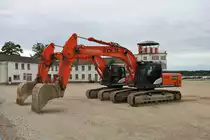 Zwei Kolb Hitachi Bagger am 24.05.20 in Erlensee über den Bauzaun fotografiert 