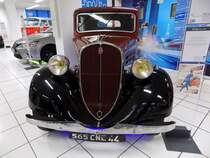 Frontansicht eines Simca-Fiat 6CV Balilla. Dieses Modell war im Grunde der französische Lizenzbau des Fiat 508 mit dem Beinamen Balilla und nannte sich offiziell Simca-Fiat 6CV. Balilla war übrigens, ein zum Held stilisierte Junge der italienischen Faschisten. Von 1932 bis 1937 wurden im Simca-Werk Poissy knapp 26.500 Einheiten dieses Typs in etlichen Karosserieversionen produziert. Der Vierzylinderreihenmotor hat einen Hubraum von 995 cm³ und leistet, je nach Baujahr, zwischen 20 PS und 22 PS. Showroom eines Essener Autohändlers im Februar 2017.