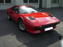 Ferrari 308GTB, gebaut von 1976 bis 1985. Basierend auf dem Chassis des  Dino  wurde dieses Modell anfangs aus GFK, später in Blechbauweise produziert. Die 308 steht übrigens für 3.0 Liter Hubraum und 8 Zylinder. Der als Mittelmotor verbaute V8-Motor hat einen Hubraum von 2925 cm³ und leistet 227 PS. Die Höchstgeschwindigkeit wurde mit 255 km/h angegeben. Es wurden rund 2900 Fahrzeuge dieses Typs gebaut. Ab 1980 war das Modell aufgrund strengerer Abgasbestimmungen nur noch als 308GTBi mit Benzineinspritzung lieferbar. Besucherparkplatz der Düsseldorfer Classic Remise am 24.05.2020.