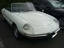 Alfa Romeo Duetto Spider, wie er von 1966 bis 1969 gebaut wurde. Werksintern hieß die Baureihe 105/115. Anfangs war der Wagen mit einem 1.6l Vierzylinderreihenmotor ausgerüstet. Ab 1967 wurde die Motorenpalette mit dem 1750 Veloce nach oben und mit dem 1300´er nach unten abgerundet. Hier wurde ein 1750 aus dem Modelljahr 1968 abgelichtet. Der Motor leistet 118 PS aus einem Hubraum von 1779 cm³. Classic Remise Düsseldorf am 24.05.2020, natürlich unter Einhaltung sämtlicher momentanen Regeln und Hygienevorschriften.