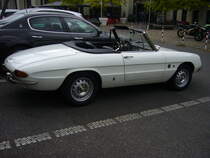 Profilansicht eines Alfa Romeo Duetto Spider 1750 aus dem Jahr 1968. Besucherparkplatz der Düsseldorfer Classic Remise am 24.05.2020.