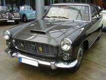 Lancia Flaminia Coupe 3B der so genannten Seria 2, wie es von 1963 bis 1968 gebaut wurde. Die von Pininfarina gezeichnete Karosserie in Trapezform wurde im Vergleich zu den Fahrzeugen der Seria 1 kaum verändert. Der gezeigte Wagen stammt aus dem Jahr 1963. Angetrieben wird der Lancia von einem V6-Motor, der aus einem Hubraum von 2775 cm³ genau 140 PS leistet. Die Höchstgeschwindigkeit wurde bei diesem Modell mit 181 km/h angegeben. Für ein solches Coupe waren im Jahr 1963 mindestens DM 21.550,00 fällig. Classic Remise Düsseldorf am 24.05.2020, natürlich unter Einhaltung sämtlicher momentanen Regeln und Hygienevorschriften.