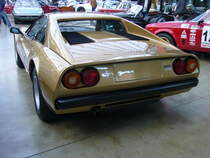 Heckansicht eines Ferrari 308GTB im selten bestellten Farbton oro chiaro. Classic Remise Düsseldorf am 24.05.2020. Classic Remise Düsseldorf am 24.05.2020, natürlich unter Einhaltung sämtlicher momentanen Regeln und Hygienevorschriften.