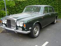 Rolls Royce Silver Shadow II, produziert in Crewe von 1977 bis 1980. Als Silver Shadow wurde dieses Modell bereits 1965 vorgestellt. Mit fast 29.000 verkauften Fahrzeugen in beiden Baureihen, war der Silver Shadow bis in die 1980´er Jahre der meist verkaufte Rolls Royce. Der V8-Motor, dieser Limousine im Farbton brookland green lackierten Limousine, hat einen Hubraum von 6750 cm³ und leistet 201 PS. Besucherparkplatz der Düsseldorfer Classic Remise am 24.05.2020.