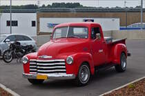 Chevrolet 3100 Pick Up gesehen auf einem Parkplatz. Mai 2020