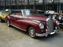 Auf der Frankfurter Automobil Ausstellung des Jahres 1951 stand die Vorstellung von größeren Autos im Vordergrund. Der neue BMW 501, der neue Opel Kapitän und natürlich der neue Mercedes Benz W186 300. Das Modell stand ab November 1951 bei den Händlern und konnte als viertürige Limousine und viertüriges Cabriolet D (Foto) bestellt werden. Der Basispreis betrug während der gesamten Produktionszeit DM 23.700,00 und das drei Jahre nach der Währungsreform (Wir erinnern uns, jeder bekam DM 40,00). Die Limousine mit festem Dach kostete  nur  DM 19.900,00. Insgesamt verkaufte Mercedes Benz bis zur Ablösung durch den W186 II im Jahr 1954 532 Fahrzeuge dieses Typs. Der Sechszylinderreihenmotor leistet 115 PS aus einem Hubraum von 2996 cm³ und beschleunigt den Wagen bei Bedarf auf 160 km/h Höchstgeschwindigkeit. Classic Remise Düsseldorf am 24.05.2020, natürlich unter Einhaltung sämtlicher momentanen Regeln und Hygienevorschriften.