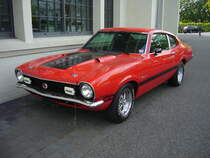 Ford Maverick Fastback Coupe. Das Kompaktmodell aus Dearborn wurde 1969 vorgestellt. Anfangs nur als Coupe, ab 1970 auch als viertürige Limousine lieferbar. Das gezeigte Maverick Fastback Coupe entstammt dem Modelljahren 1972 und 1973 und ist im Farbton bright red lackiert. Dieser Maverick ist mit dem stärksten, damals lieferbaren, V8-Motor ausgestattet. Dieser Motor hat einen Hubraum von 302 cui (4945 cm³) und leistet 145 PS. Besucherparkplatz der Düsseldorfer Classic Remise am 24.05.2020.