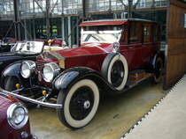 Im November 1906 wurde auf der Londoner Olympia Show ein neues Modell von Rolls-Royce vorgestellt, der Rolls Royce 40/50HP, der später als  Rolls-Royce Silver Ghost  in die Geschichte eingehen sollte. Produziert wurde das Modell bis 1925. Der abgelichte RR wurde Ende 1922 an Brewster coachworks in New Haven/ Connecticut geliefert und dort karossiert. Erst 1925 war das Auto fertig und konnte an seinen Besteller, einen Londoner Bankier, ausgeliefert werden. Der Sechszylinderreihenmotor dieses  Silver Ghost  hat einen Hubraum von 7428 cm³ und leistet ca. 75 PS. Classic Remise Düsseldorf am 24.05.2020, natürlich unter Einhaltung sämtlicher momentanen Regeln und Hygienevorschriften.