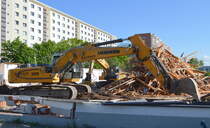 Nachdem der Discounter Lidl noch in die alte Kaufhalle noch aus DDR Tagen jahrelang ihren Betrieb tätigte ist nun Schluss und Lidl baut eine neues Geschäft, beim Abriss die Fa. Korduan mit einem LIEBHERR 926 Raupenbagger, 28.05.20 Berlin-Marzahn (Mehrower Allee)   