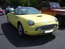 Ford Thunderbird, produziert von 2002 bis 2005. Im Jahr 2002 legte die Ford Motor Company den sogenannten  Retrobird  auf. Er erinnerte in seinem Design stark an den Ur-Thunderbird. Der abgelichtete Wagen ist im Farbton sunlight yellow lackiert. Unter der Motorhaube verrichtet ein V8-Motor der Tochterfirma Jaguar seinen Dienst. Er hat einen Hubraum von 3950 cm³ und leistet zwischen 256 PS und 284 PS. Offenes Klassikertreffen an Mo´s Bikertreff in Krefeld am 31.05.2020, natürlich unter Einhaltung sämtlicher momentanen Regeln und Hygienevorschriften.