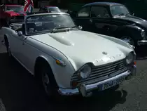Triumph TR4A IRS, gebaut von 1965 bis 1967. Der TR4 wurde bereits 1961 vorgestellt. Im Jahr 1965 gab es einige Detailveränderungen, die Gesetztesänderungen in den USA geschuldet waren. Der Zusatz  IRS  weist darauf hin, das der Wagen mit einer unabhängigen, hinteren Radaufhängung ausgerüstet ist. Serie war eine hintere Starrachse. Der Vierzylinderreihenmotor leistet 104 PS aus einem Hubraum von 2138 cm³. Offenes Klassikertreffen an Mo´s Bikertreff in Krefeld am 31.05.2020, natürlich unter Einhaltung sämtlicher momentanen Regeln und Hygienevorschriften.