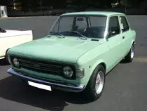  Hinter der Modellbezeichnung 128 verbirgt sich eine umfangreiche Typenreihe mit Karosserien als zwei- oder viertürige Limousine, Kombiwagen und Coupe. Das 1969 vorgestellte Modell war von Anfang an mit zwei Vierzylinderreihenmotoren mit 1.1l und 1.3l Hubraum lieferbar. Desweiteren war es der erste Fiat mit Frontantrieb. Die abgelichtete Limousine ist ein Modell der ersten Serie, wie es von 1971 bis 1974 von den Bändern lief. Offenes Klassikertreffen an Mo´s Bikertreff in Krefeld am 31.05.2020, natürlich unter Einhaltung sämtlicher momentanen Regeln und Hygienevorschriften.