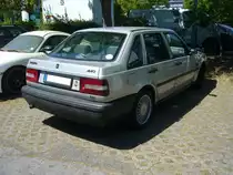 Heckansicht eines Volvo 440. Der Volvo 440 kam 1988 auf den Markt und wurde bis 1994 im niederländischen Volvo-Werk produziert. Das Modell war mit etlichen Benzinmotoren, sowie in einer Dieselversion lieferbar. Der abgelichtete Volvo 440 stammt aus dem Modelljahr 1994 und ist mit dem zweitstärksten, damals lieferbaren Motor ausgerüstet. Dieser Vierzylinderreihenmotor mit Einspritztechnik hat einen Hubraum von 1794 cm³ und leistet 90 PS. Die Höchstgeschwindigkeit wurde mit 175 km/h angegeben. Mülheim an der Ruhr am 31.05.2020