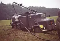 Oldie-Bild, Magirus Flugzeugtankwagen der Heeresflieger beim Manöver im Schlamm festgefahren, Anfang der 1961er Jahre in Schleswig-Holstein. 